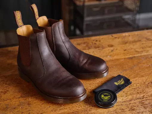 如何使用 Dubbin 鞋蠟清潔你的 Dr. Martens