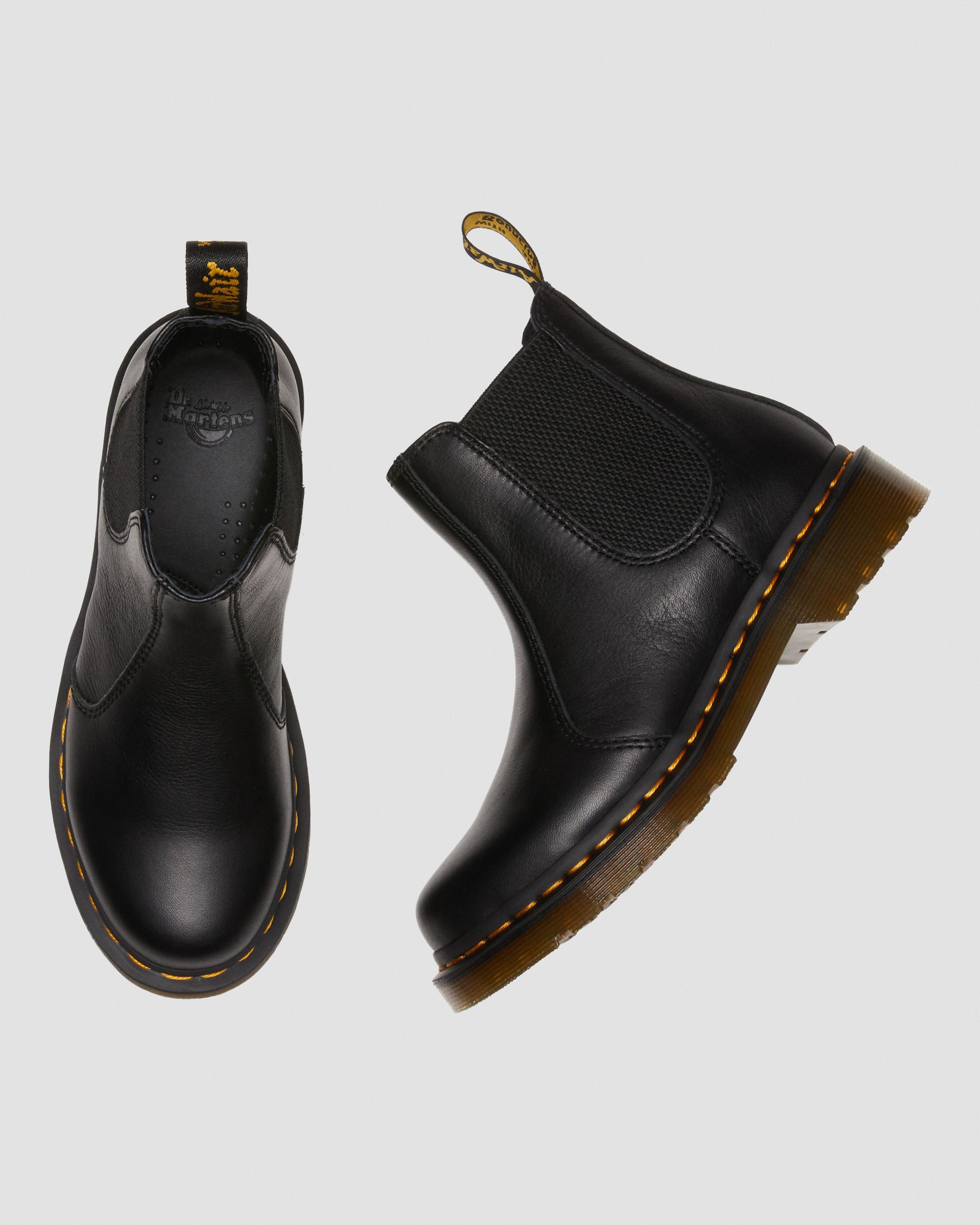 dr martens airwair chelsea boots